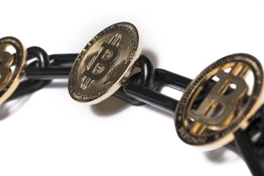 Siyah zincire bağlı altın bitcoin sikkelerin kapatılması beyaz zemin üzerinde izole edilmiş blok zinciri ve kripto para birimleri kavramı olarak