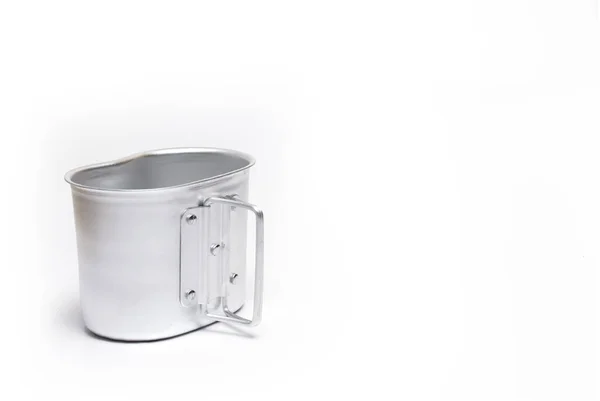 白を背景に隔離されたハンドル付きの銀金属アルミキャンプ料理鍋スープ鍋の閉じる — ストック写真