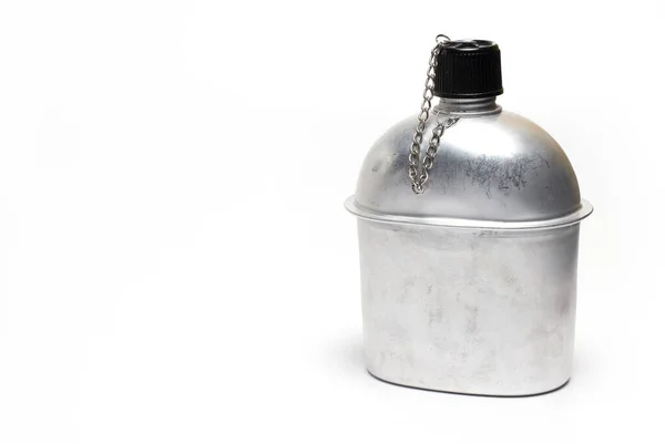 白地に隔離された銀金属アルミ水ボトルの閉鎖 — ストック写真