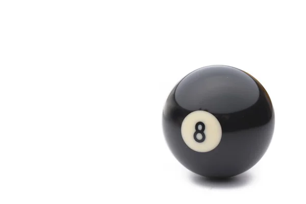 Siyah sekizinci bilardo topunu beyaz arkaplanda izole et