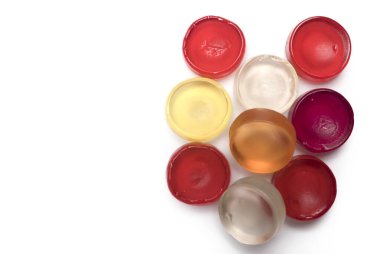 Beyaz arkaplanda kırmızı turuncu ve beyaz yuvarlak sakızlı şeker yığınını kapat.