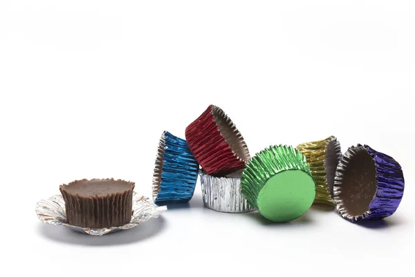 배경에 대조적으로 색깔의 초콜릿 사탕을 개닫는다 — 스톡 사진