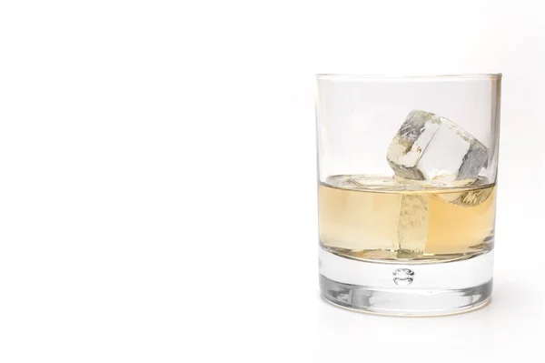 Zbliżenie Pół Napełnionej Szklanki Whisky Dwoma Kostkami Lodu Białym Tle — Zdjęcie stockowe