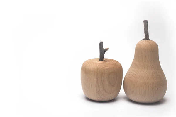 Zbliżenie Drewniane Jabłko Gruszka Jako Ozdoba Naturalnych Łodyg Białym Tle — Zdjęcie stockowe