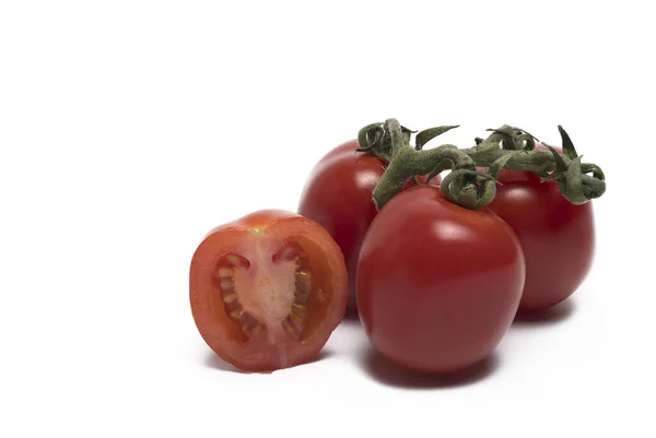 Close Van Kleine Rijpe Rode Tomaten Met Groene Stengel Naast — Stockfoto