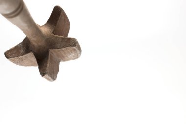 Beyaz arka planda el çırpılmış krema yapmak için eski ahşap çırpma mikserinin kısmi görünümü