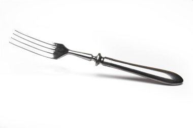 Beyaz arka planda gümüş antika çatalı kapat