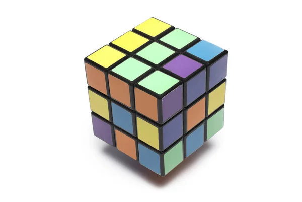 Close Cubo Mágico Colorido Com Quadrados Cor Torcida Para Resolver — Fotografia de Stock