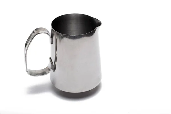 关闭小型金属牛奶壶 手柄用于泡沫牛奶和牛奶 用于在白色背景下制作卡布奇诺和拿铁艺术 — 图库照片