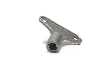 Radyatörleri havalandırmak ve beyaz zemin üzerindeki kare kilitleri açmak için küçük metal kare anahtarı kapat