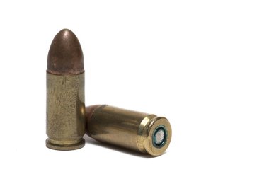 Beyaz zemin üzerinde tabancalar için cephane olarak 9 mm kalibrelik iki fişeği kapatın.