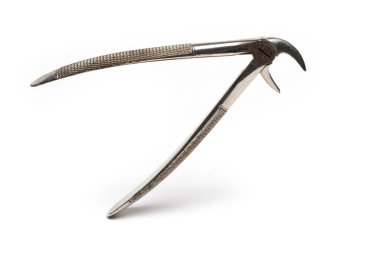 Beyaz arka planda dişleri sökmek için kullanılan eski penseyi kapat.