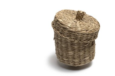 Saman ya da söğütten örülmüş beyaz arka planda dekoratif kapaklı küçük sepeti kapat