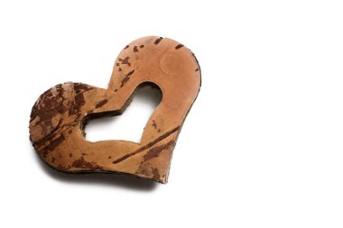 Huş ağacının kabuğundan kesilmiş, beyaz arkaplanlı, kalp şeklinde bir kalp yığını kapatın.