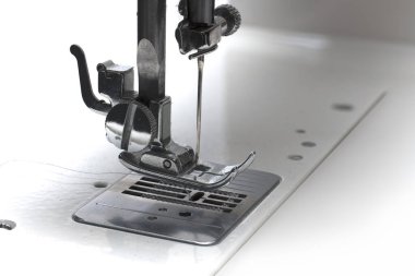 Dikiş makinesinin kumaşı için sabitleyici ve metal ayaklı iğnenin yan görünümünü kapat