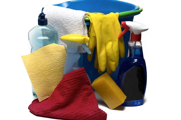 用橡胶手套产品抹布海绵在白色背景下的蓝色水桶和清洗设备的密闭 春天的清洁 整理概念 图库照片