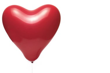 Aşk ilişkisi için beyaz arka plan kavramında kalp şeklinde havayla dolu kırmızı balonu kapat.