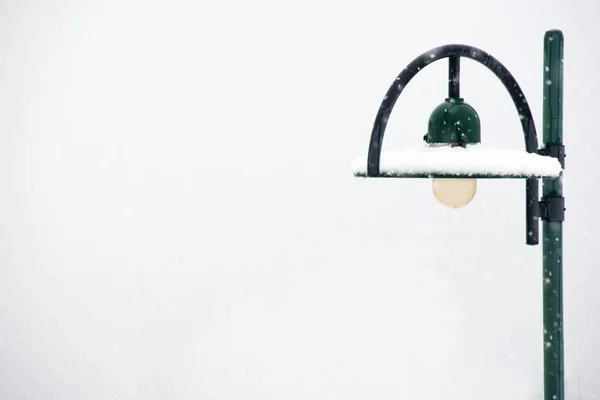 Зображення Зеленої Ретро Вуличної Лампи Правій Стороні Взимку Снігом Видимими — стокове фото