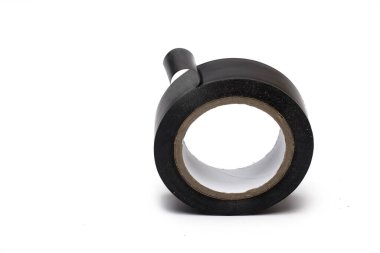 Siyah elektrikçinin beyaz zemin üzerindeki bandı izole ettiği rulonun kapanışı