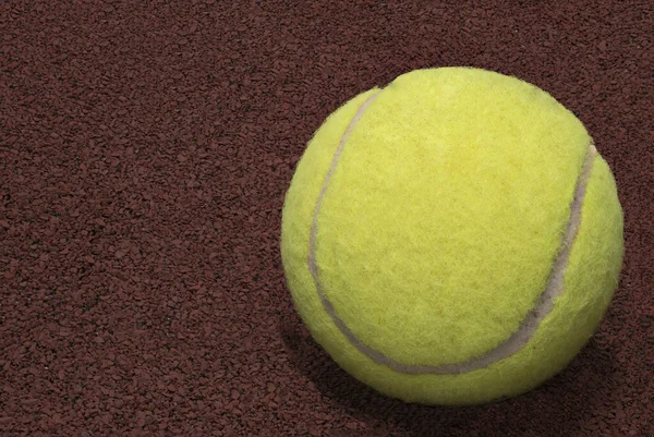 Zamknij Żółtą Piłkę Tenisową Czerwonym Tle Jako Koncepcja Tenisa Korcie — Zdjęcie stockowe