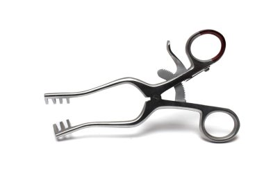 Doktorların ameliyat sırasında yara açması ve beyaz arka planda tedavi görmesi için cerrahi tıbbi bir aletin retraktörünü kapatın.