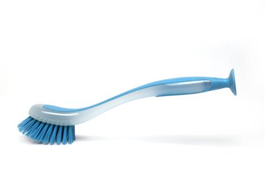 Mutfaktaki tencere ve tavaları temizlemek için beyaz arka plandaki mavi beyaz plastik el fırçasını kapat.