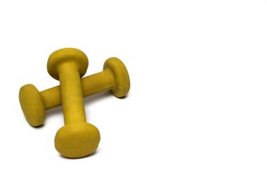 Beyaz arka planda spor ve vücut geliştirme konsepti olarak spor yapmak için iki çift sarı kauçuk hafif halteri kapatın.