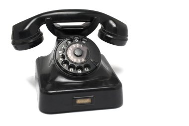 Siyah, eski, antika, kullanılmış sabit telefon ahizesini kapat. Siyah telefon ahizesi dinlenme ve beyaz arka planda analog yuvarlak arama olsun.