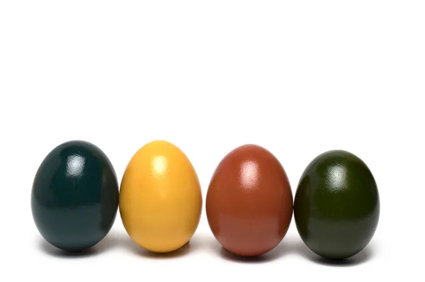 Dört Farklı Mavi Kırmızı Yeşil Kaynamış Paskalya Yumurtaları Beyaz Arka — Stok fotoğraf