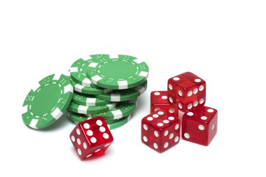 Yeşil poker çiplerinin önünde beyaz arka planda kumarhane oyunu konsepti olarak 5 adet üst üste kırmızı kumar zarını kapat