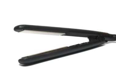 Siyah saç düzleştiricisini kapayın. Beyaz arka plandaki saç stilini düzeltmek ve uzun saçlardaki bukleleri kaldırmak için hafifçe açın.