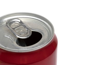 Açılmış kırmızı alüminyum içecek kutusunu beyaz arkaplanda gümüş metal kaplamayla kapat