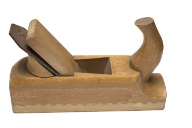 Beyaz arka planda ahşap işçiliği ve marangozluk konsepti olarak yumuşak tahtalar için ağır paslı ahşap el uçağını kapat