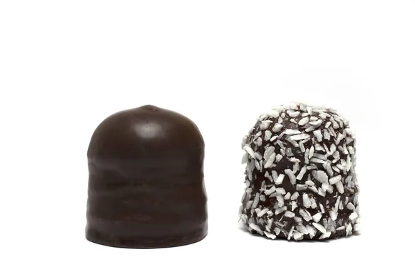Крупный План Двух Шоколада Покрыты Покрыты Зефиром Бок Бок Рядом — стоковое фото