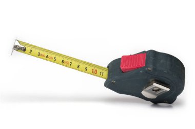 Kullanılan mavi yuvarlanan mezura ölçer, kemer tokası, kırmızı düğme, kısmen genişletilmiş sarı ölçü ve beyaz zemin üzerinde siyah sayılar.