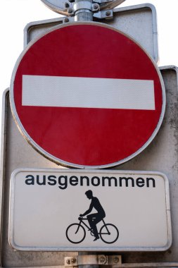 Kırmızıyı kapat. Almanca ausgenommen ve bisikletçilerin sembolü dışında trafik işareti olmayan giriş işareti yok.