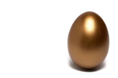 Altın doğal haşlanmış Paskalya yumurtasını beyaz arka planda değerli hediyeler ve saklı hazineler için kavram olarak kullanabilirsiniz.