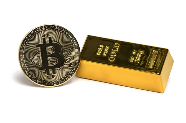Nahaufnahme Eines Kleinen Goldbarrens Neben Der Bitcoin Münze Auf Weißem — Stockfoto