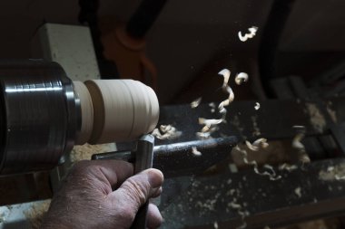 Keskin bir oyma demiriyle çalışırken uçan odun parçalarını kapatın.