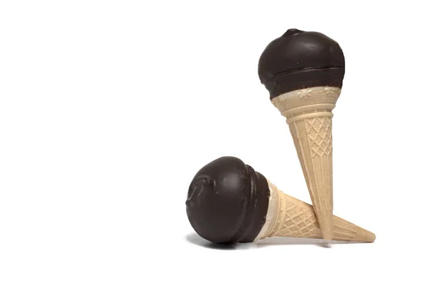 배경에 아이스크림 원추형을 닫습니다 초콜릿 거품으로 뒤덮여 — 스톡 사진