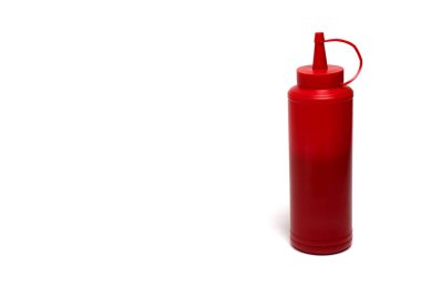 Sivri ağızlı, domates soslu ve beyaz arka planda ketçaplı kırmızı plastik şişeyi kapat.