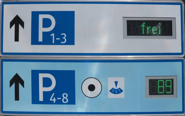 Закриття Двох Білих Синіх Знаків Руху Знаків Вільних Паркувальних Місць — стокове фото