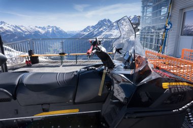 Avusturya 'daki Arlberg' de Saint Anton 'da bir asansör istasyonunun önüne park edilmiş kar aracının yakın çekimi..