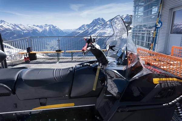Avusturya 'daki Arlberg' de Saint Anton 'da bir asansör istasyonunun önüne park edilmiş kar aracının yakın çekimi..