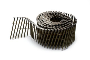 Beyaz arkaplanda bir hava çivisinde kullanılacak tel bağlantılı bir satırdaki özel çivi rulosunu kapat