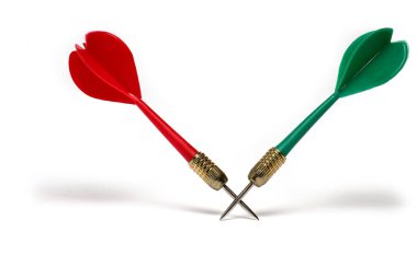 Uç kısımlarda kırmızı ve yeşil renkli iki plastik dartı yakın plan beyaz zemin üzerinde sivri metal uçlu