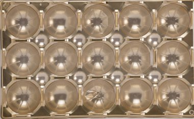 Altın plastik şeker paketinin görünümünü fütüristik teknik arkaplan olarak kullanmak üzere biçimlendir