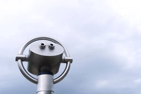 Vista Cerca Desde Abajo Telescopio Fijo Mirador Frente Cielo Nublado —  Fotos de Stock