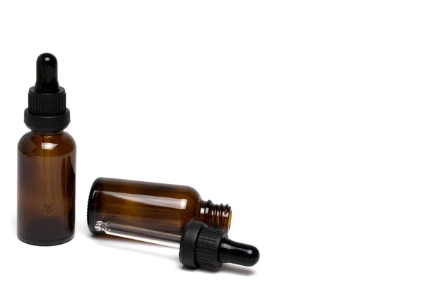 关闭两个带有瓶盖的褐色药瓶 用于白色背景的药物管理 — 图库照片