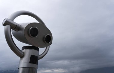 Yakın plan sabit teleskop görüş açısı aşağıdan bulutlu gökyüzüne doğru görünüyor